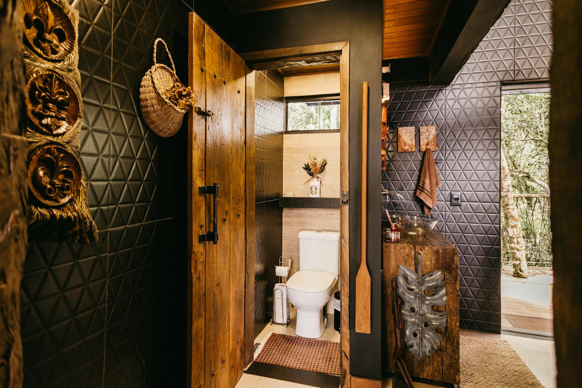 Cozy rustic bathroom with wooden design elements and textured walls in Espírito Santo, Brazil.